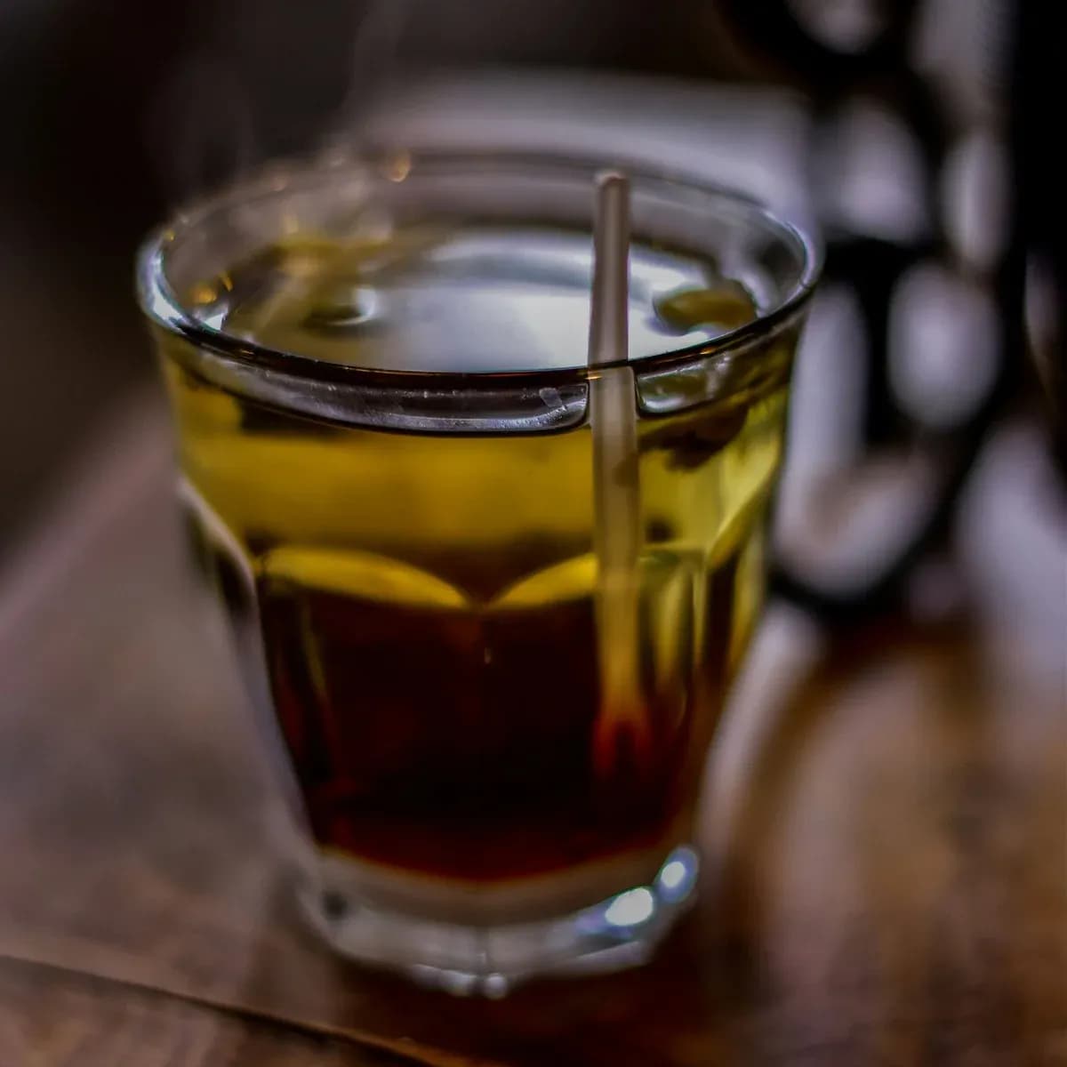 Glas med en varm dryck på ett träbord