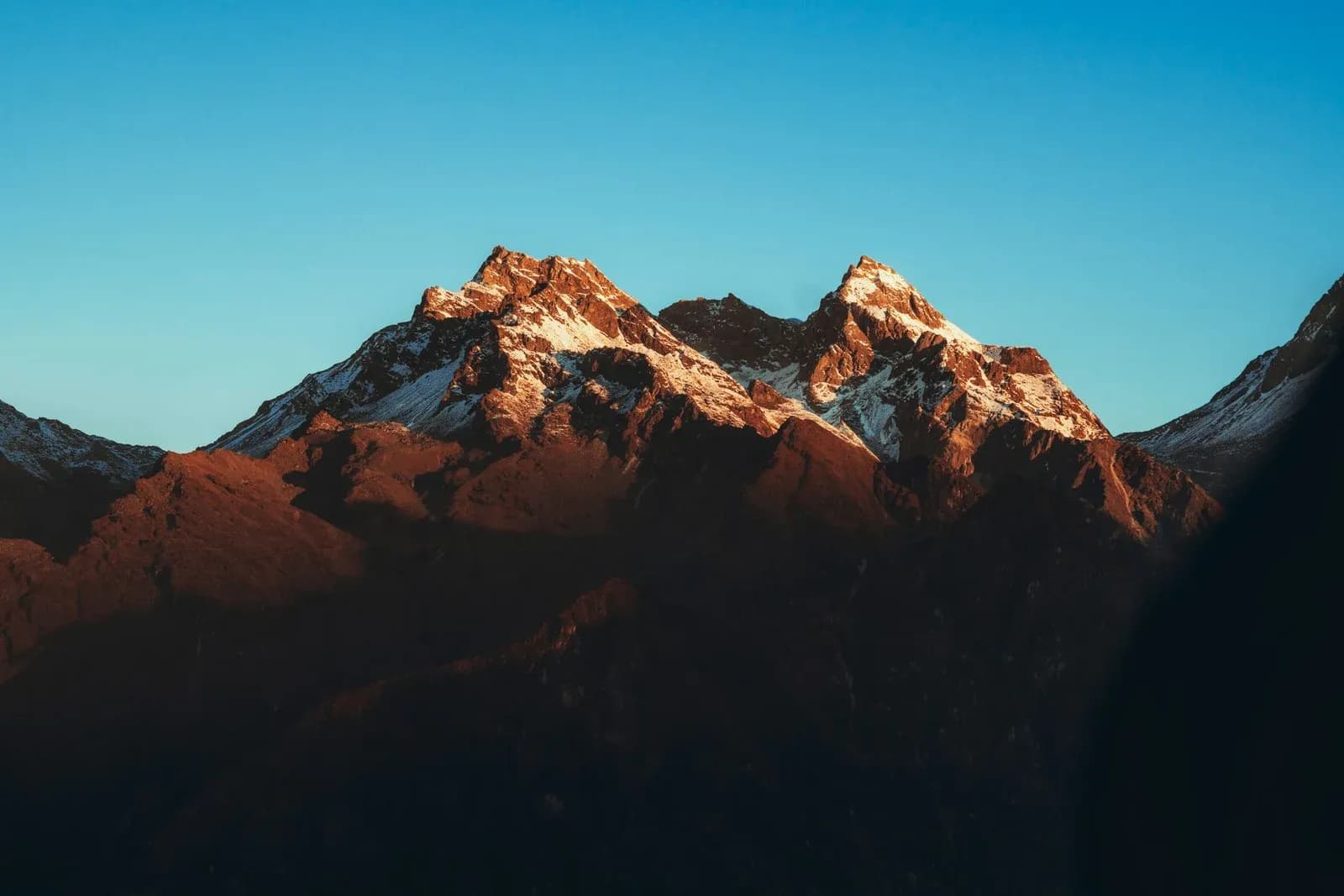 Snötäckta toppar i Himalaya i morgonljus